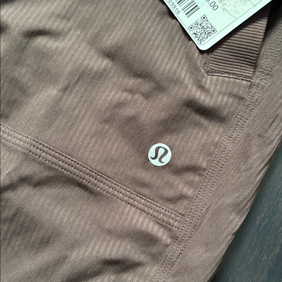 LULULEMON DANCE STUDIO RELAXED FIT MR CARGO PANTS IN ESPRESSO SZ M NWT - Picture 8 of 9